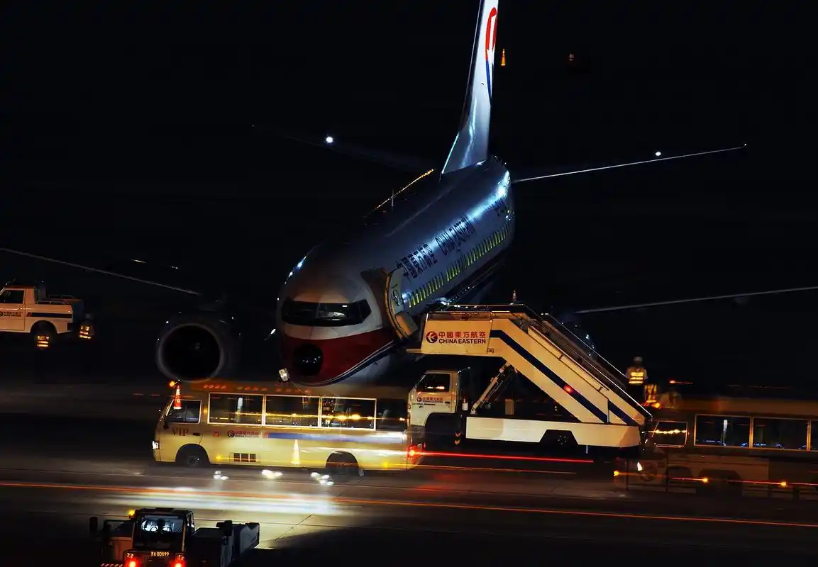 客流量这么大,飞机都能晚上飞行,为何高铁夜间却禁止运行?