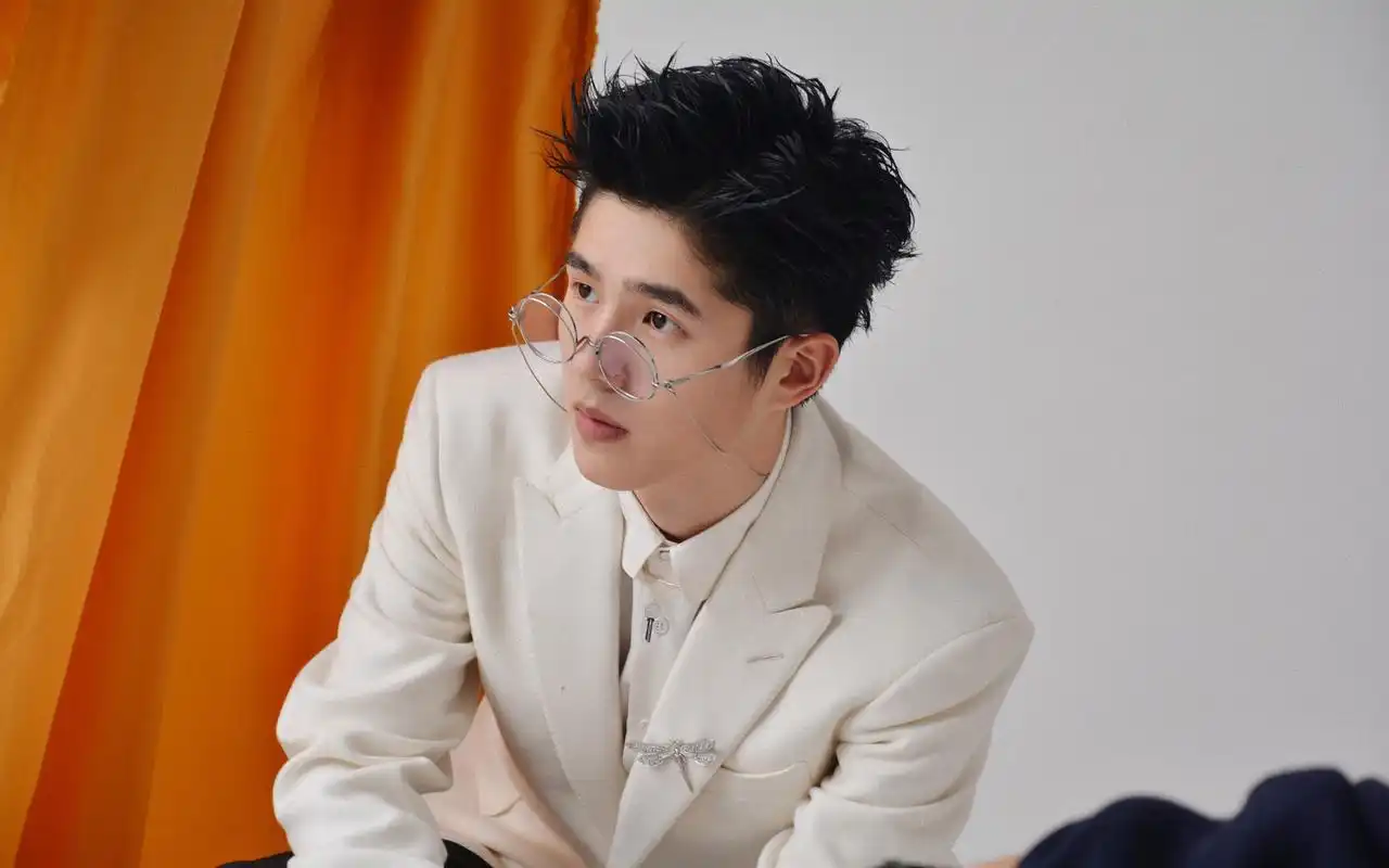 刘昊然杂志写真高清壁纸-大陆明星-手机壁纸下载-美桌网