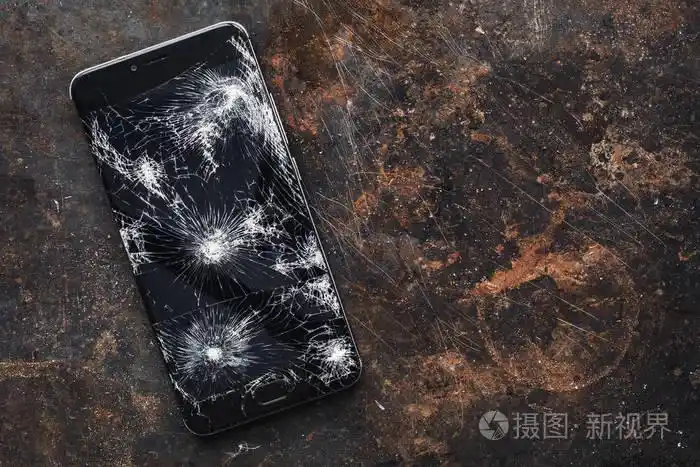 带有破碎屏幕碎片的大型现代智能手机