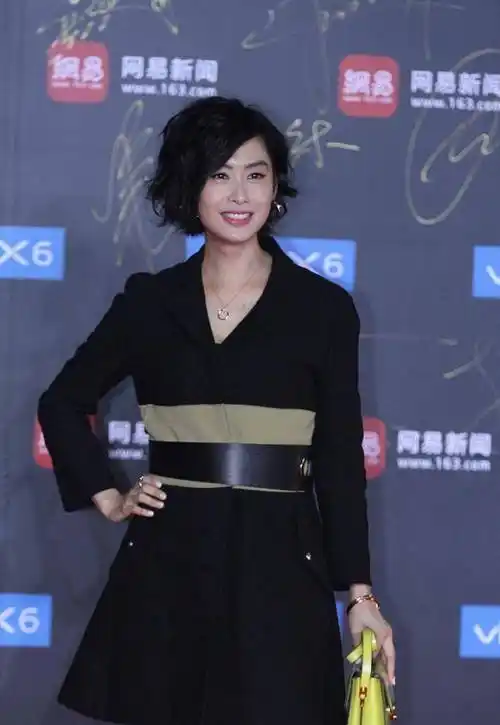 朱茵穿红裙还挺有气质,即使年龄大了也有韵味,看着有点妩媚_女性_裙装