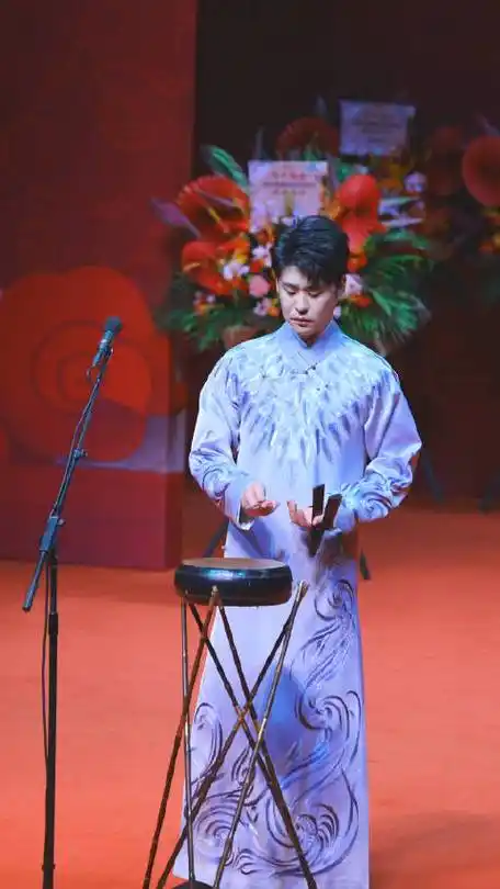 好多美好的镜头 刺绣大褂北京要不穿一下吧|曲艺|张云雷_新浪新闻