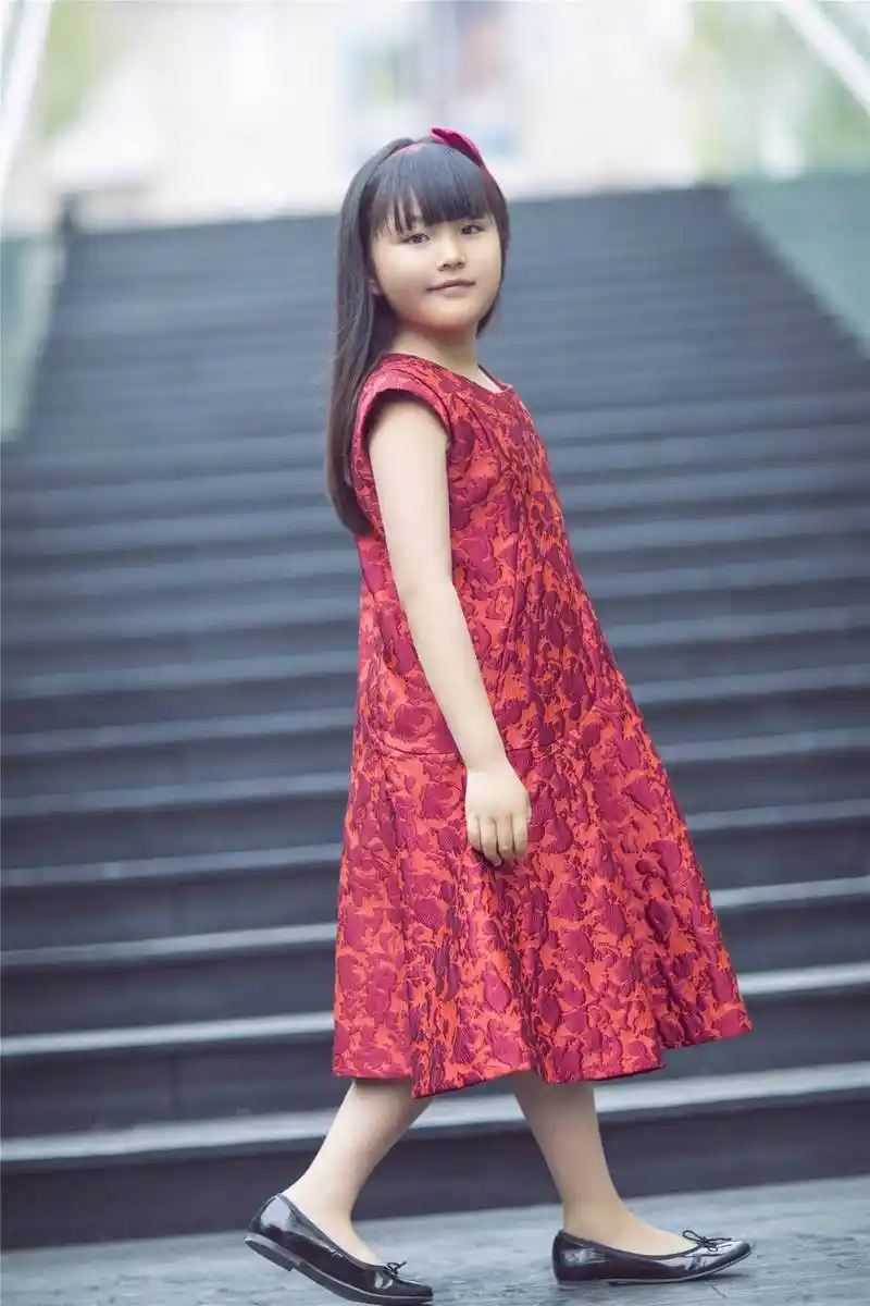 王诗龄代言国际大牌4连拍,网友:长得丑,乡土气息浓重