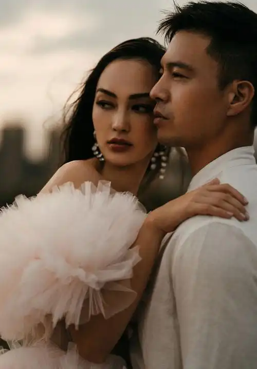 安志杰晒全家福庆祝结婚4周年名模妻子身材好一对子女颜值高