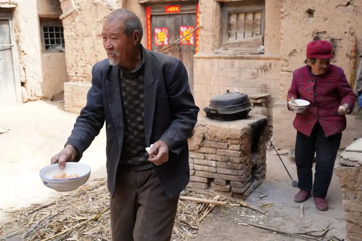 原创农村7旬老人吃热馒头大米汤,午饭极简,看他们生活成啥样
