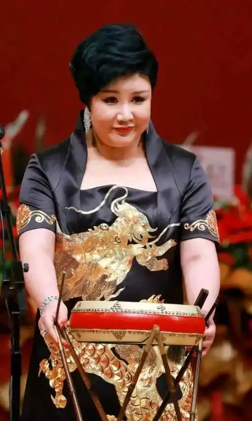 跪走曹云金,吓走郭麒麟,手握市值20亿德云社的师娘王慧不简单?