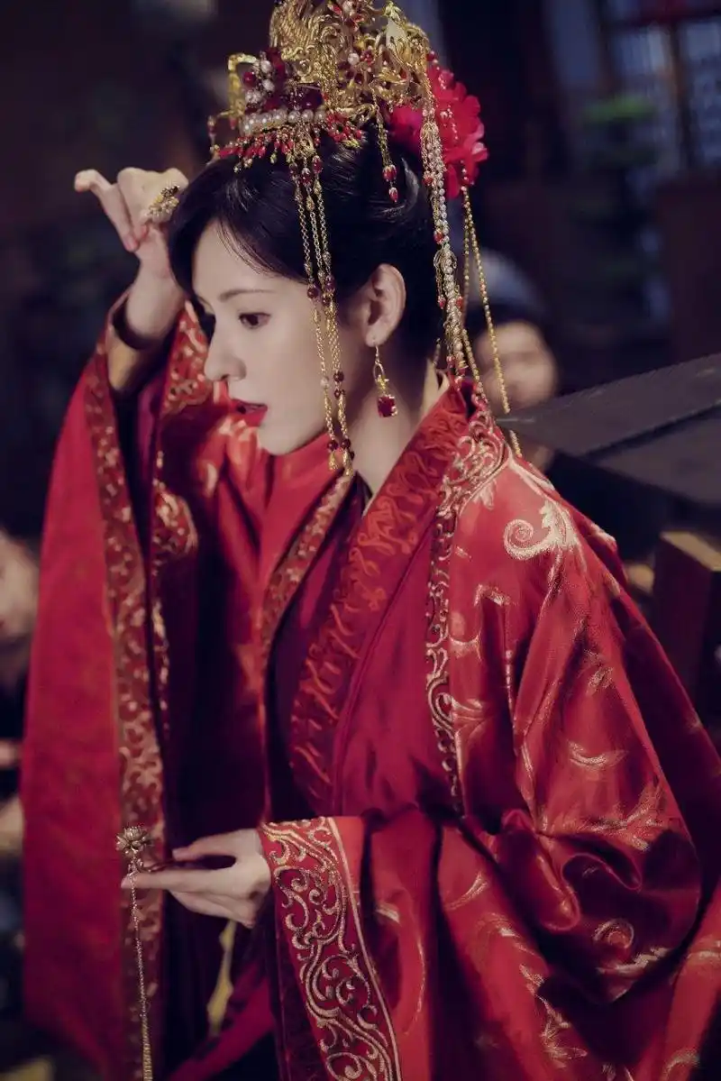 张予曦红色古装造型对比