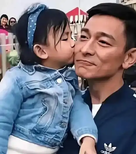 刘德华,香港著名歌手,演员,制作人,被誉为"天王","华仔",是华语乐坛和