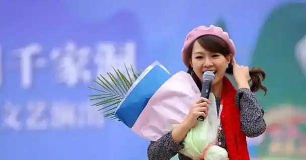 42岁卓依婷罕见公开演唱,未修图照颜值塌房,出场费仍依旧可观!