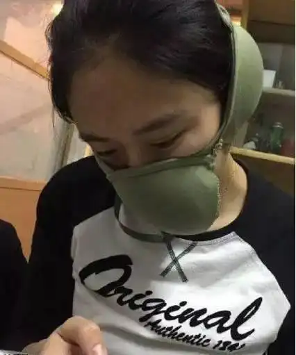 无奈?法国官员示范用文胸代替口罩