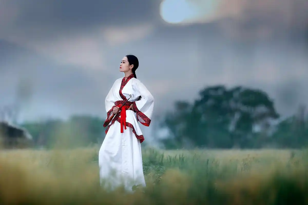 麦田唯美气质古装美女桌面壁纸