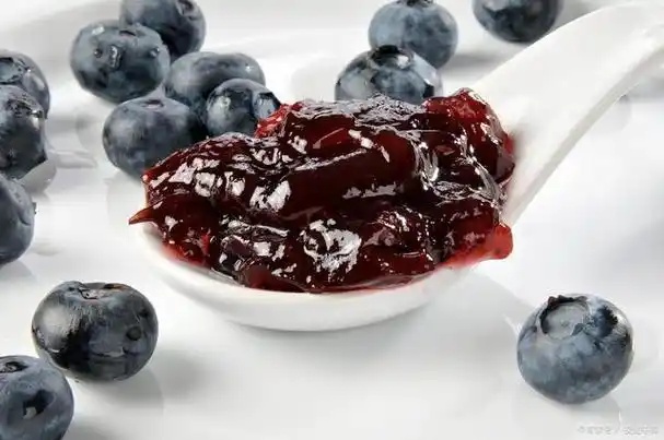 冰糖蓝莓是一道清凉爽口的夏日甜品,蓝莓的酸甜口感与冰糖的香甜味道