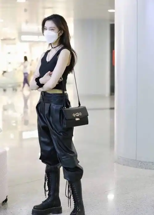 周雨彤和宋妍霏同穿黑色背心 皮裤,一个可爱,一个甜酷,你选谁_时尚