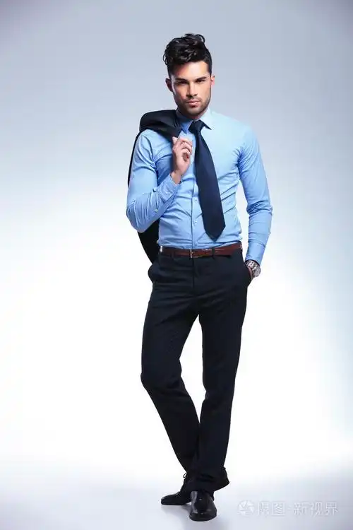 商务男人站立与肩上的外套