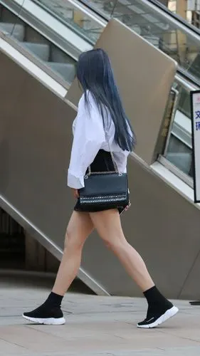 街拍:白衬衫搭黑色短裙,腿部线条紧绷,属于成熟女人的小性感