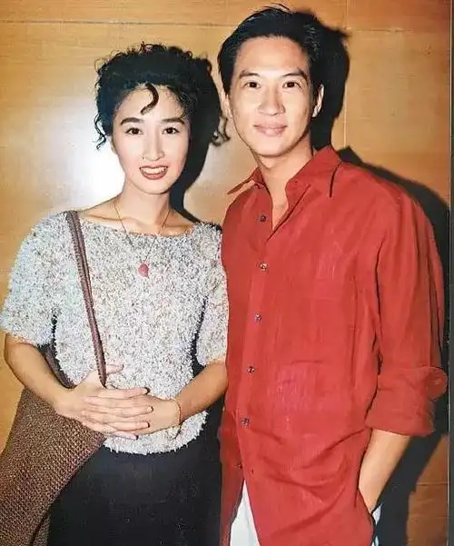 当关咏荷已经成为tvb炙手可热的女星时,张家辉还在跑龙套,是最被无视