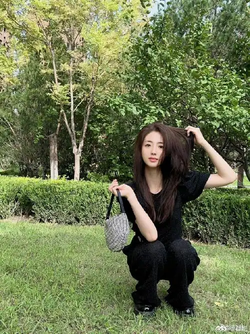 邢菲#晒六宫格随拍,all black造型又酷又甜宝子今天理发了吗,新发型