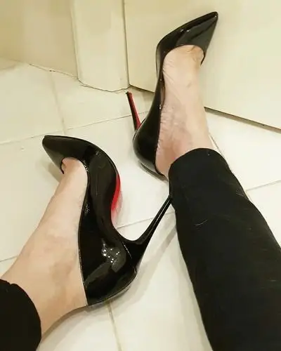 用尖头高跟鞋打造出足尖的性感