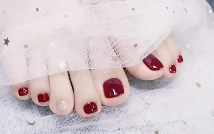 2020最流行车厘子色显白脚趾甲美甲