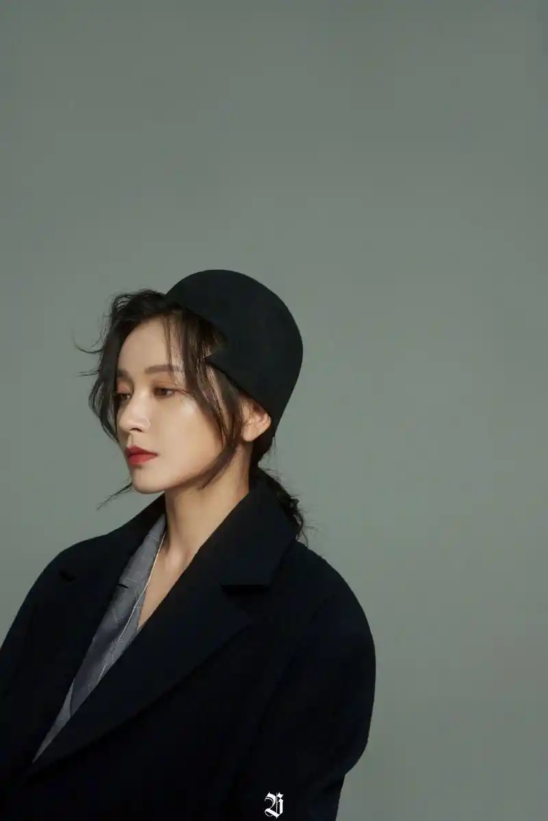 演员施诗曝光了一组时尚大片,眸光流转星眼如炬,曼妙身姿定义高级美感