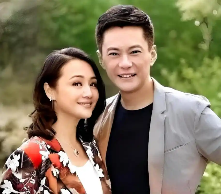 曹颖和王斑的爱情故事引起了广泛关注.