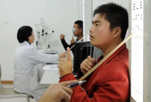 2011年全国征兵正式开始 各地应征青年参加体检