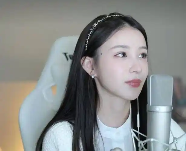 斗鱼一姐周二珂重拳出击,宣称健身房的中年大叔很猥琐_操作_女性_男性