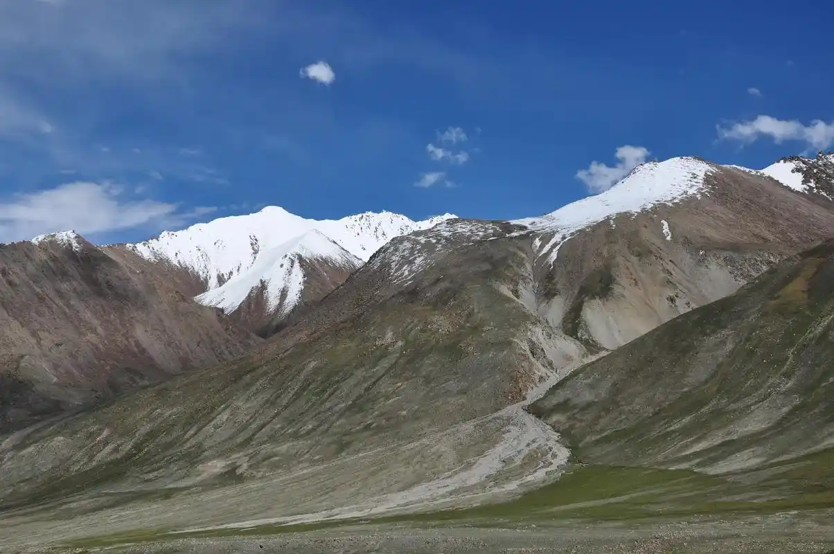 图片为塔什库尔干红其拉甫边防哨所中华人民共和国国门以及我国7号