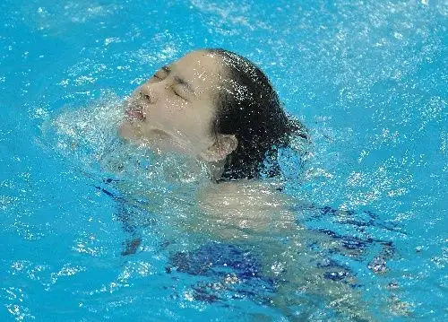 图文:[跳水]女子三米板预赛 吴敏霞浮出水面