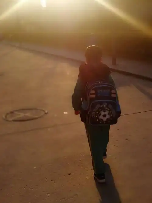 7.20穿好校服,背好书包,迎着清晨的阳光,走在上学的路上.