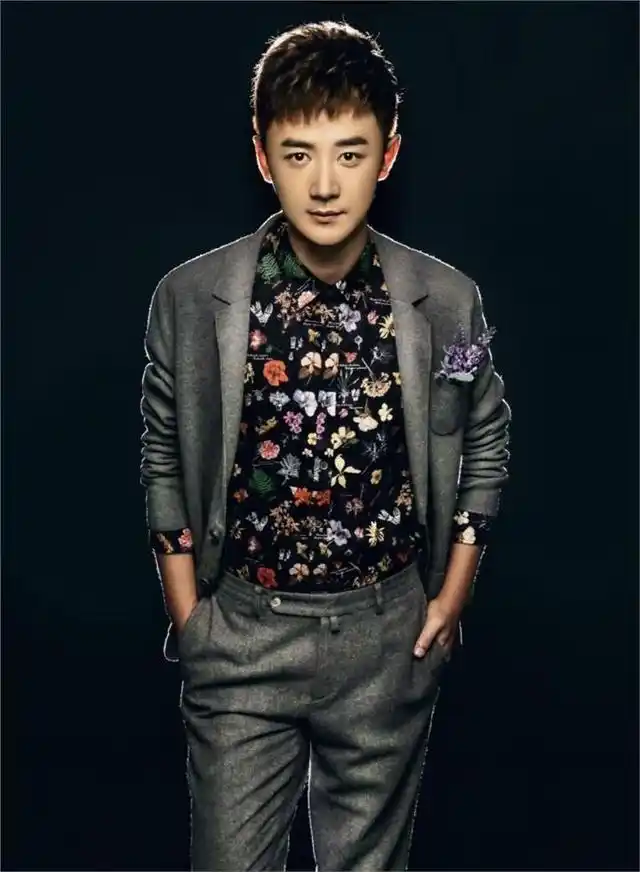 张倬闻 黑色西装写真