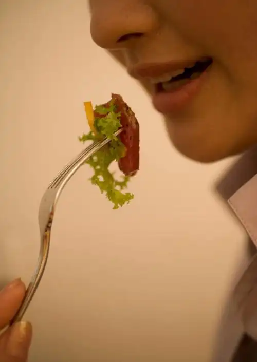 东方人,脸,头,脸颊,手,一个人,吃,竖图,室内,特写,白天,侧面,蔬菜