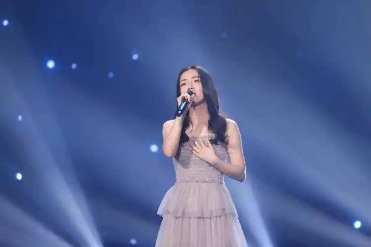 歌手郭沁清澈演绎影视金曲演唱 饱含深情直击人心