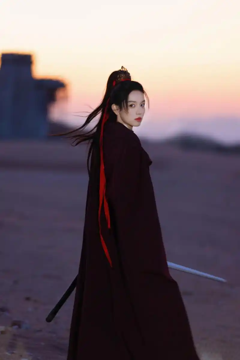 周也的盔甲战损妆写真大片 艺人周也的一组美照曝光,身穿白色古装束起