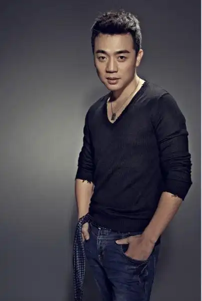 《头牌》北京热拍 周璞片场跨年