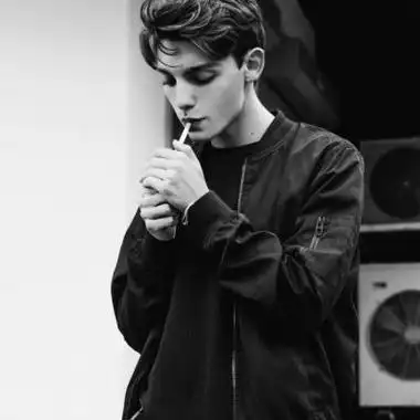 超酷男生吸烟头像伤感图片