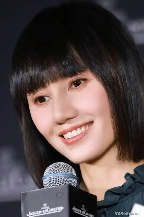 画面中,袁泉淡妆出镜,一双泉水般清澈明亮的大眼睛,宁静又灵动,感觉她