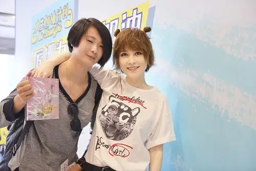 厉娜新ep《my way》宣传火爆进行 杭州签唱不忘公益