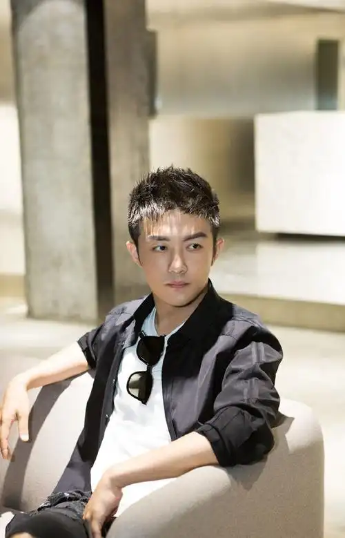 李泽锋帅气养眼活动照图片59