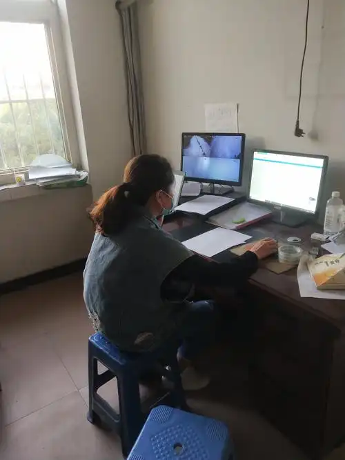 我们的白校长一直坐在电脑前,忙碌到黄昏,以校为家,除了五加二,还有