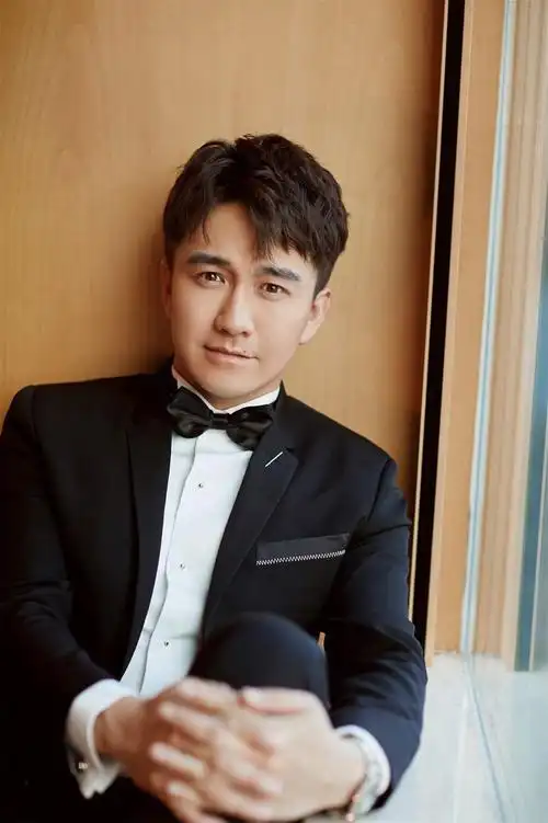 起来,身上穿着白色的裙子,并且还用红色的布条把眼睛蒙上了,站在天台