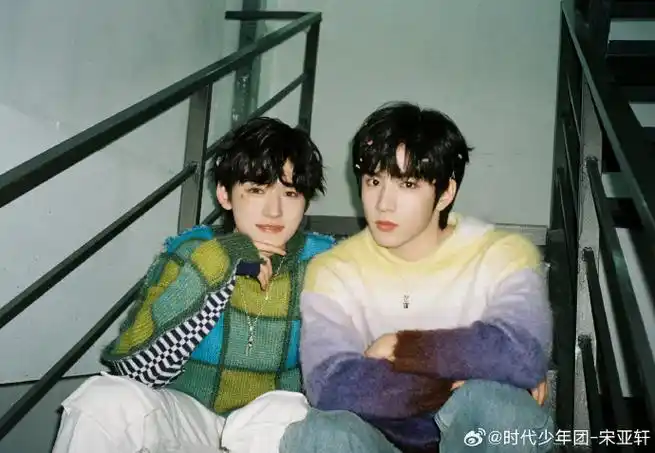 刘耀文卡点发博给宋亚轩庆生啦  即使是在拍摄中也第一时间送上了生日