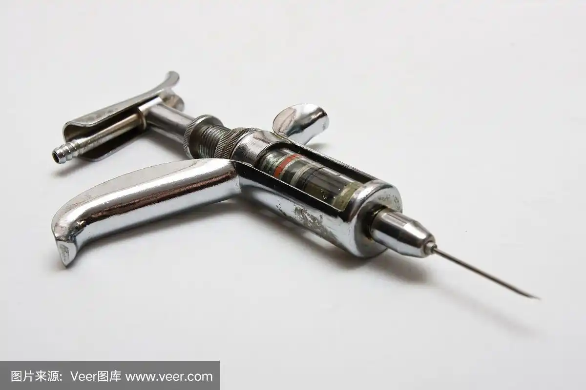 巨大的注射针头.