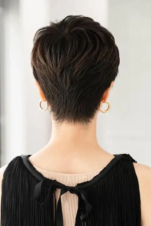 46到76的姐姐们别再留长发了,试试这些小短碎发,让你越活越年轻|发型