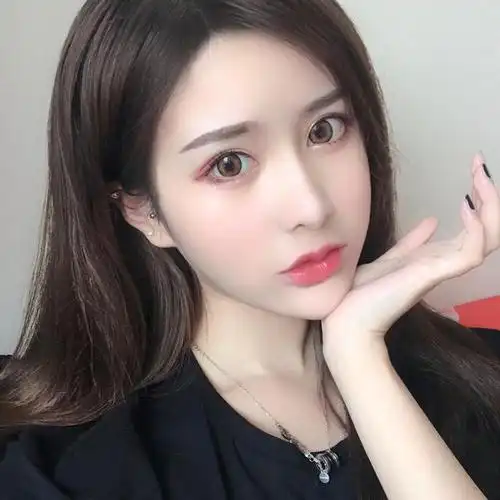 这些女孩子们都是尖下巴,也不知道是天生的还是整的