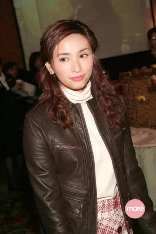 52岁吴婉芳"冻龄港姐"!嫁入豪门,这张少女脸就停止生长了!_香港