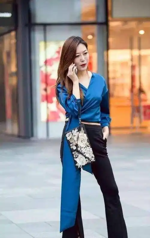 宝蓝色丝质长袖搭配雪纺宽松打底裤,看似繁杂,搭配特别多种多样_裤子