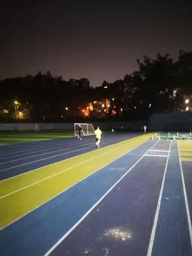 夜晚10点多足球场还有很多人热爱跑步,自己也不能落后打卡8公里.