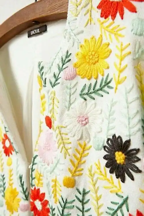 上图这个开襟毛衫上,就用色彩鲜艳的毛线绣了很多花朵.