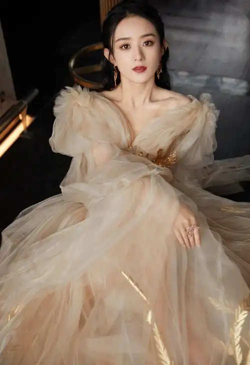 你只看到赵丽颖穿国货走红毯的"风光",却不知这背后隐藏的深意