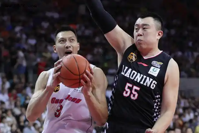 韩德君和易建联这两个顶级内线,谁最有可能先退役,为什么?